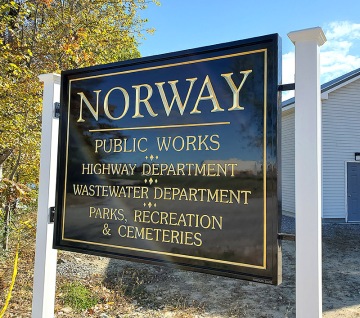 Carved sign for the town of Norway
